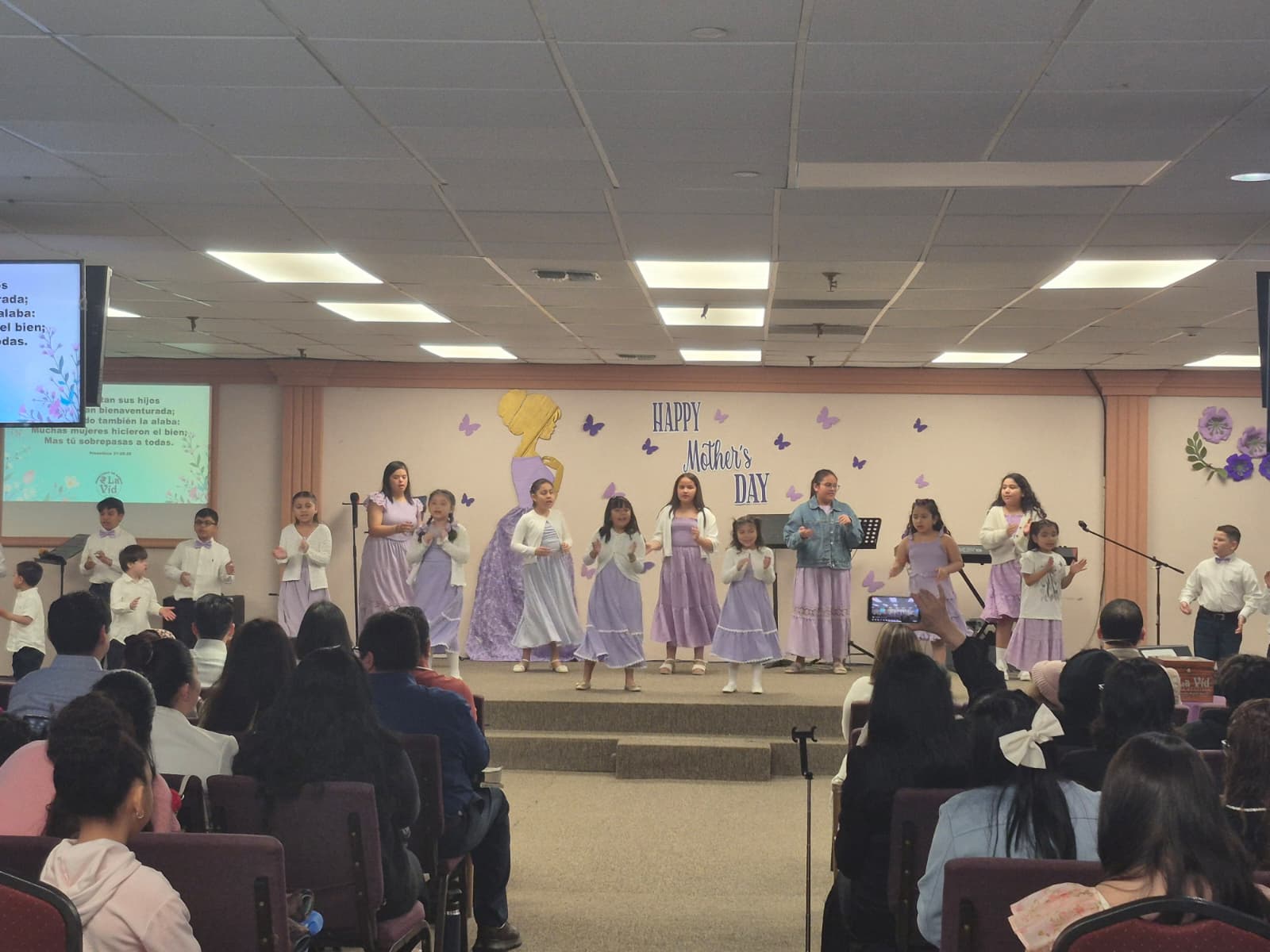 Iglesia Bautista La Vid reunida para aprender la Palabra